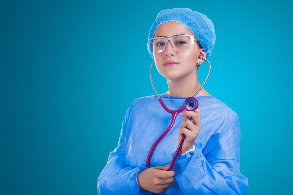 Estudiar medicina en Estados Unidos / Doctora con fonendoscópio